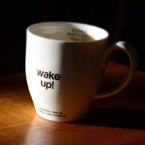 DEBA-employerbranding-weisse-Tasse-mit-Spruch-Wake-up