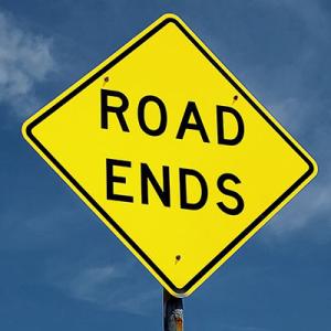 Straßenschild mit dem Text Road ends